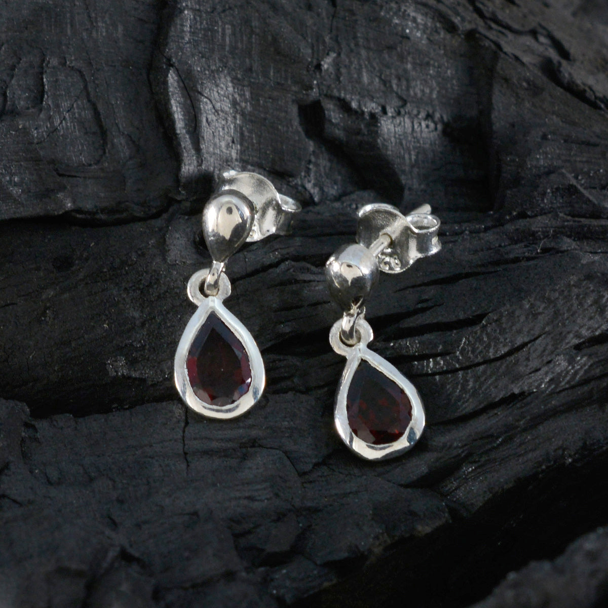 Garnet-Egyptian-Aiko-Solitaire-Stud-Red-Silver-Earring
