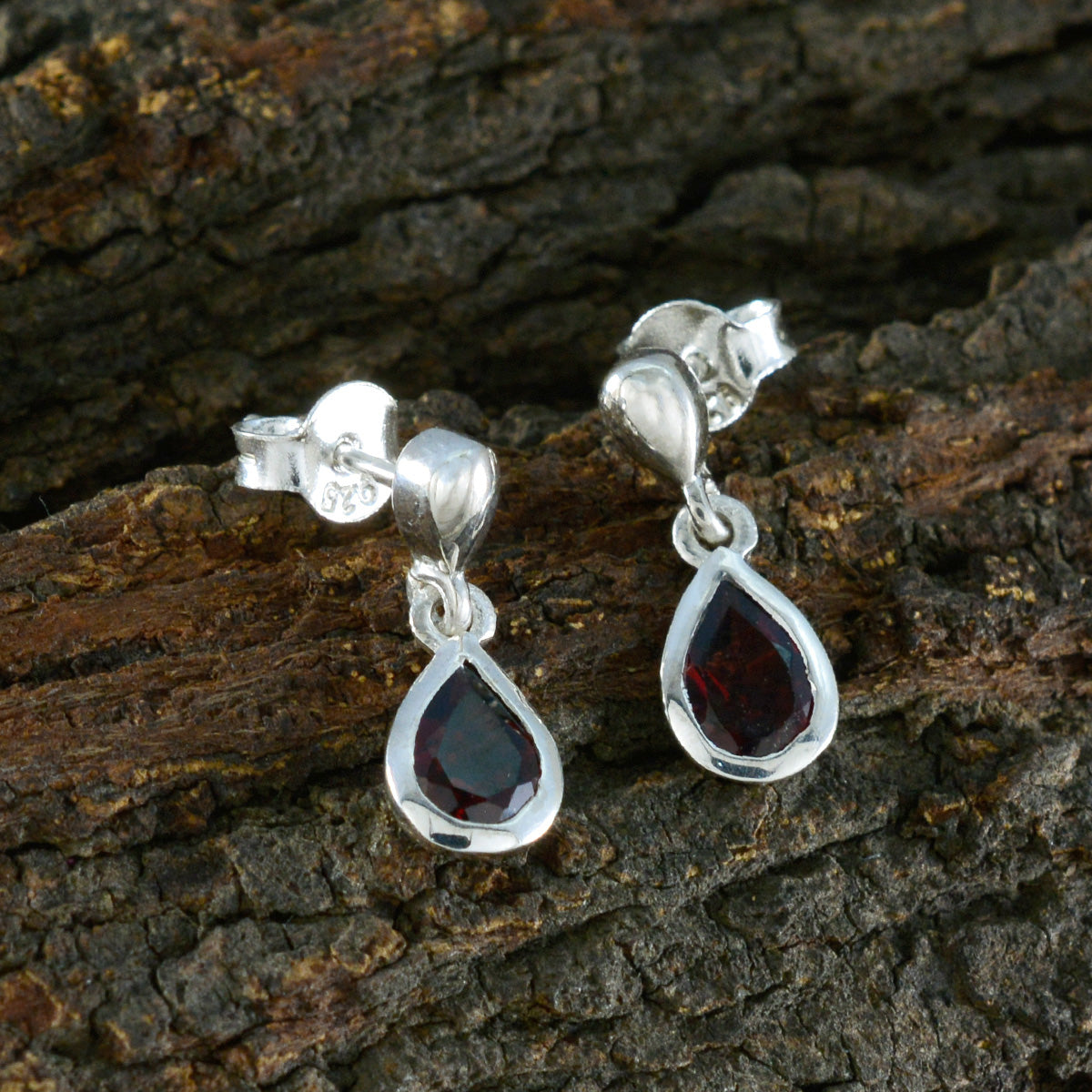 Garnet-Egyptian-Aiko-Solitaire-Stud-Red-Silver-Earring