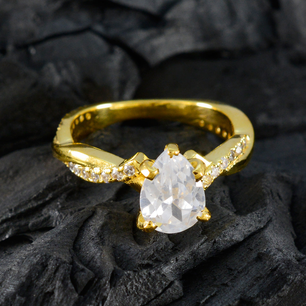 Encantador anillo de plata riyo con chapado en oro amarillo, piedra blanca cz, ajuste de punta en forma de pera, joyería de moda, anillo de cóctel