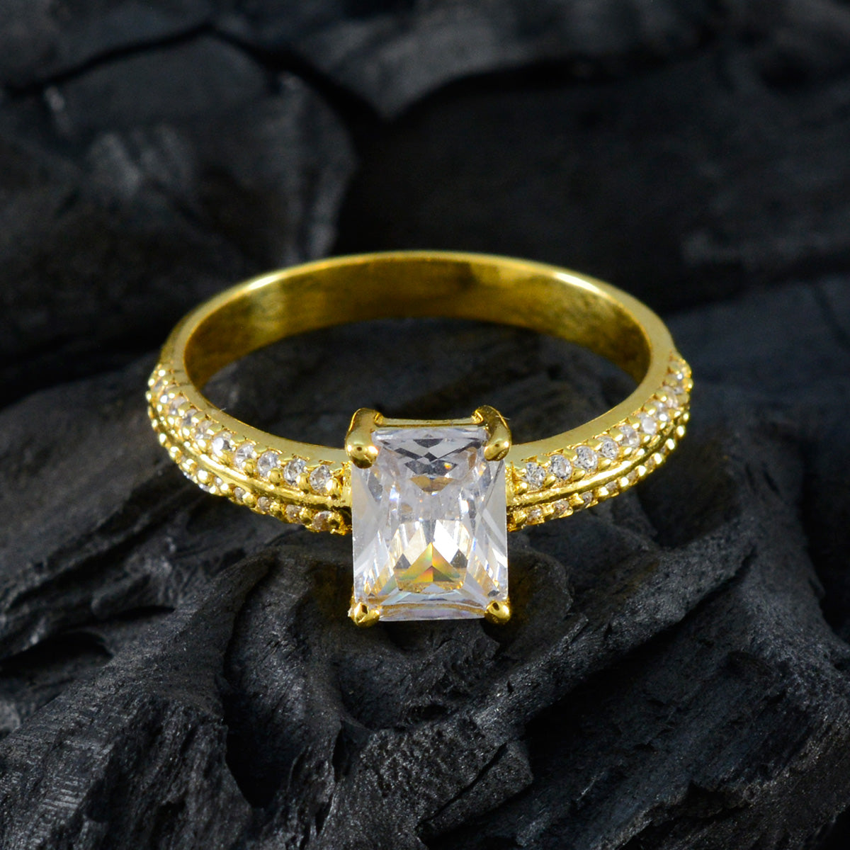 anello riyo choice in argento con placcatura in oro giallo pietra bianca cz a forma ottagonale con montatura a punta anello pasquale di gioielli firmati