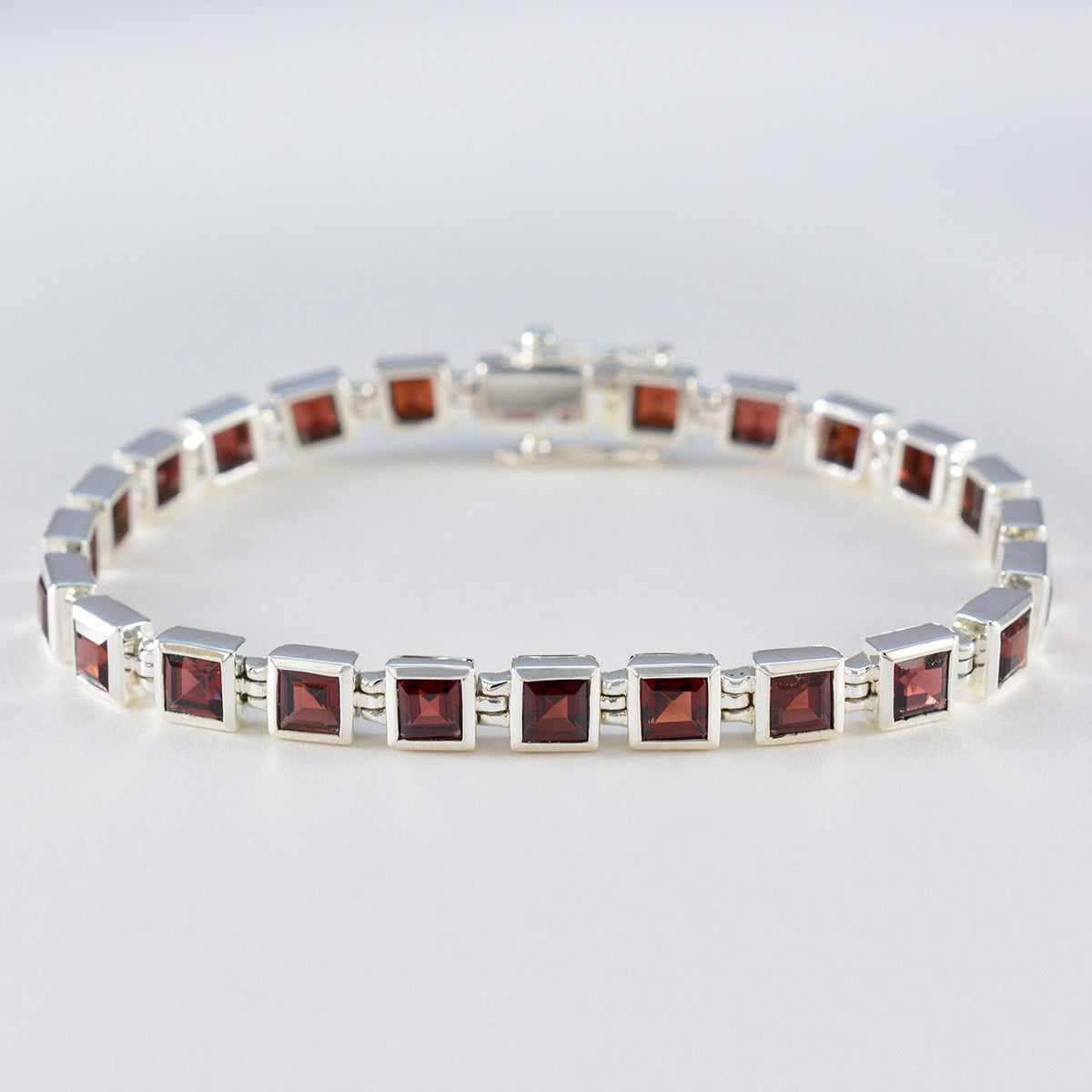 Granat Neujahrstag Klassisches rotes Tennisarmband aus Sterlingsilber Zweitbild