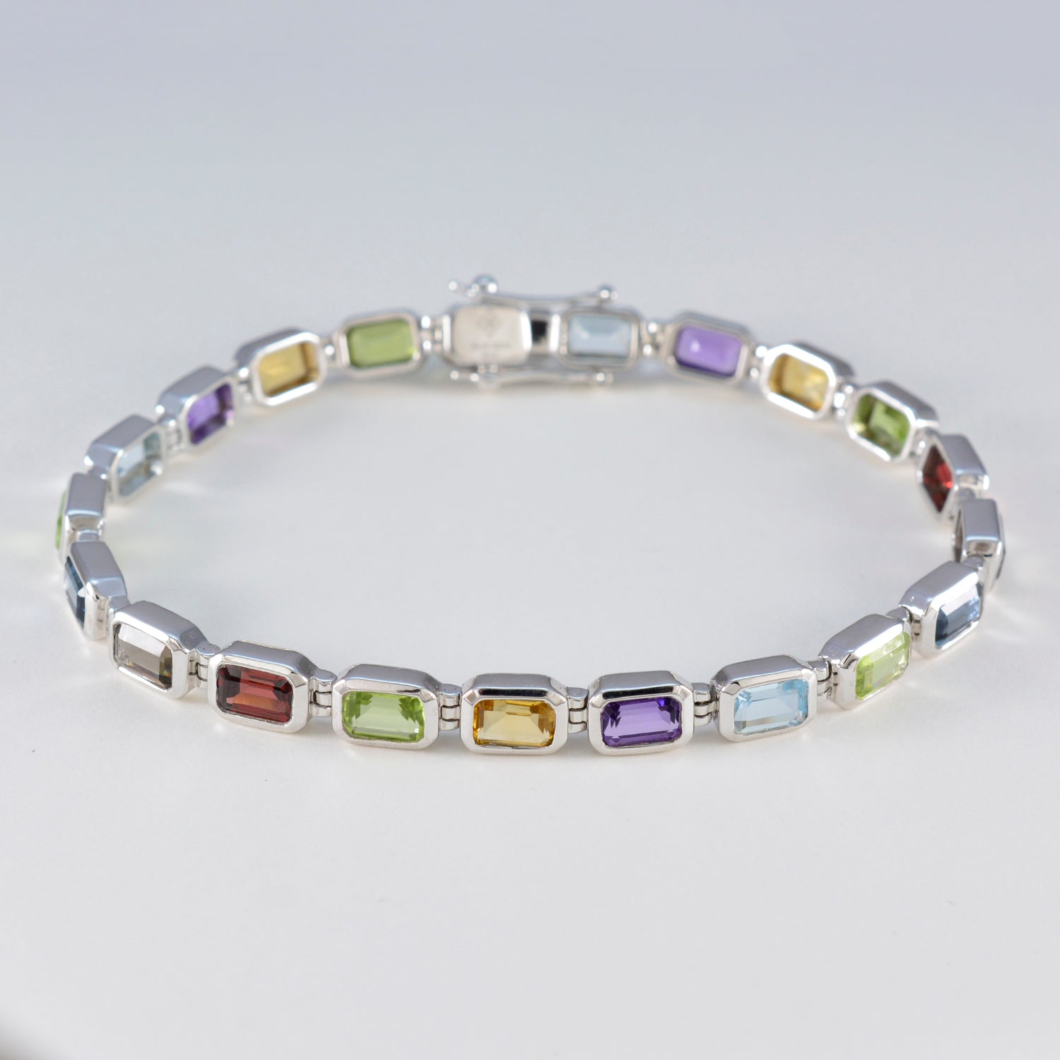 Multi Gemstone Reformation Day Minimal veelkleurige sterling zilveren tennisarmband Secundaire afbeelding
