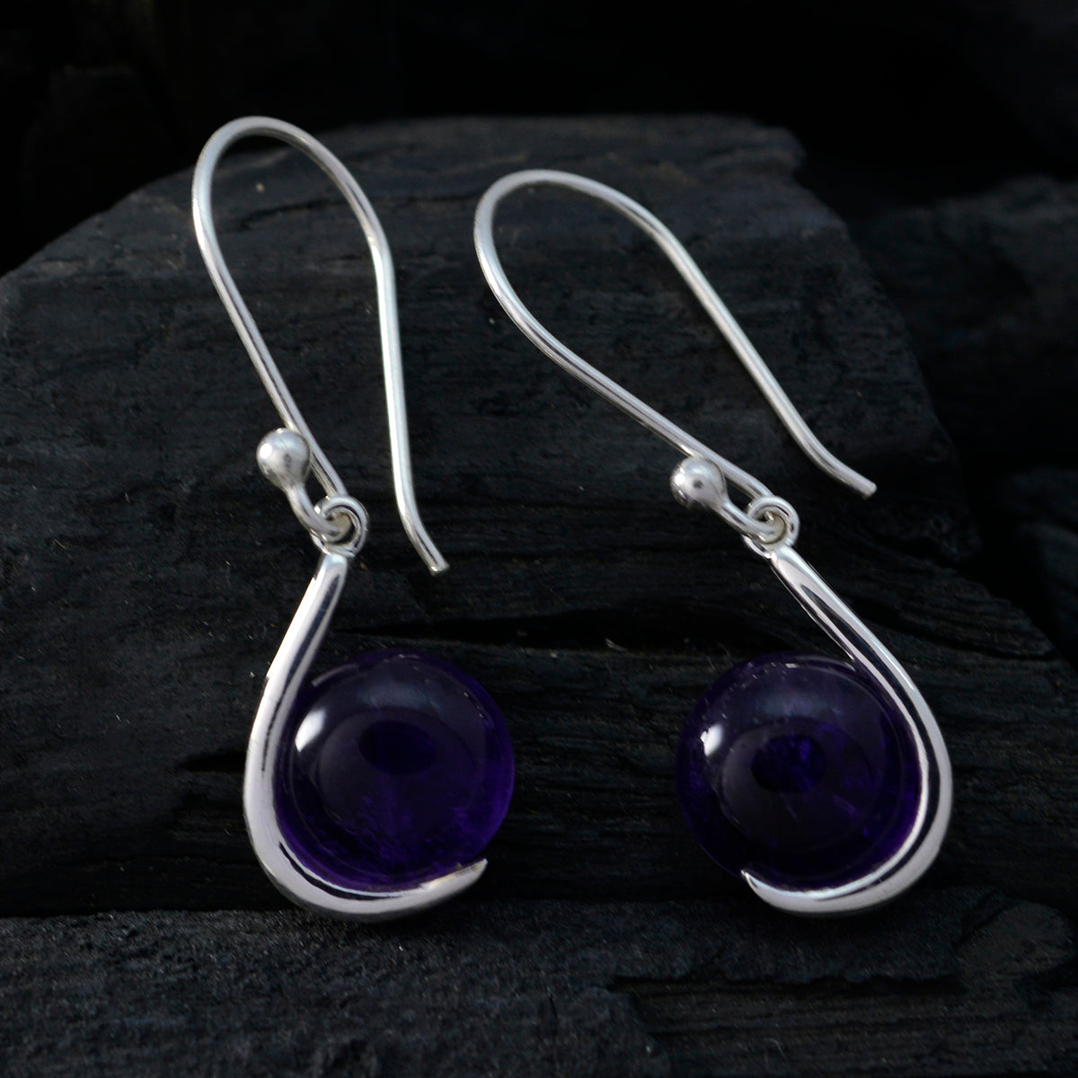 Boucles d'oreilles pendantes en argent violet avec solitaire en améthyste et anges français Image secondaire du produit