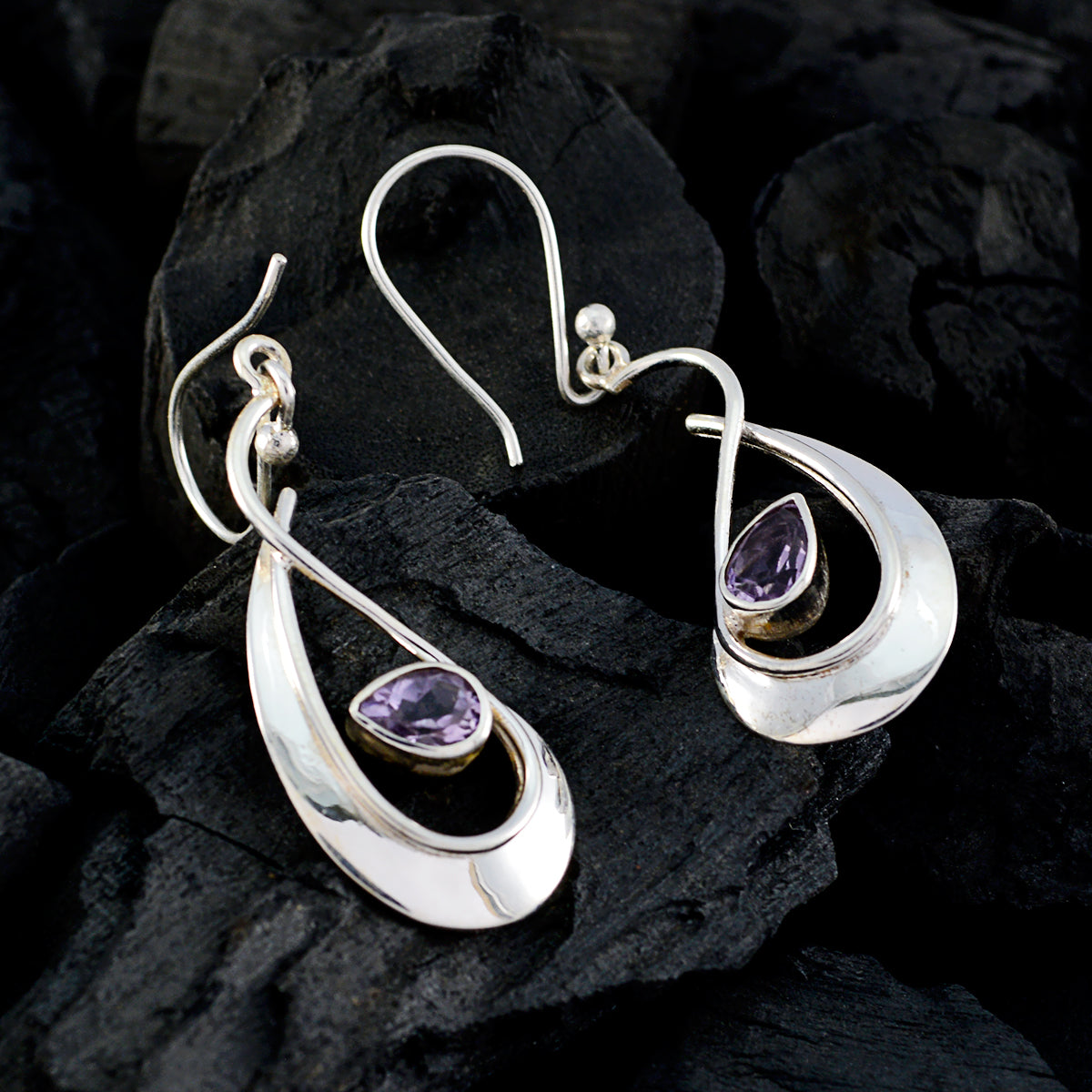 Boucles d'oreilles pendantes en argent violet avec solitaire Clara et améthyste allemande Image secondaire du produit