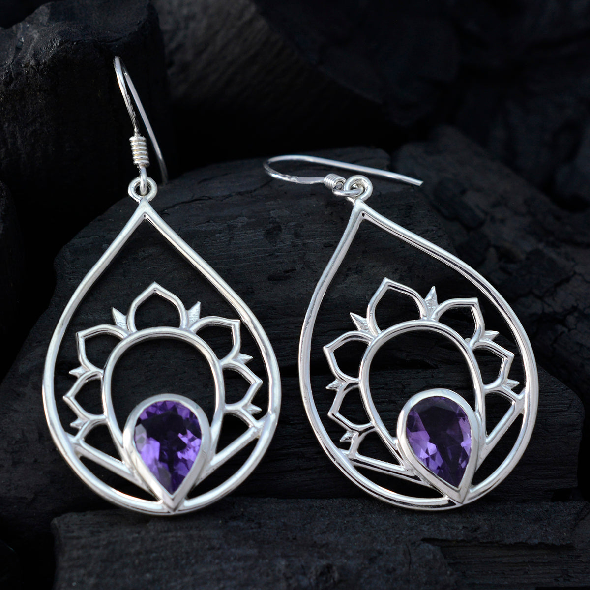 Boucles d'oreilles pendantes en argent sterling violet avec solitaire Mila et améthyste Image secondaire du produit