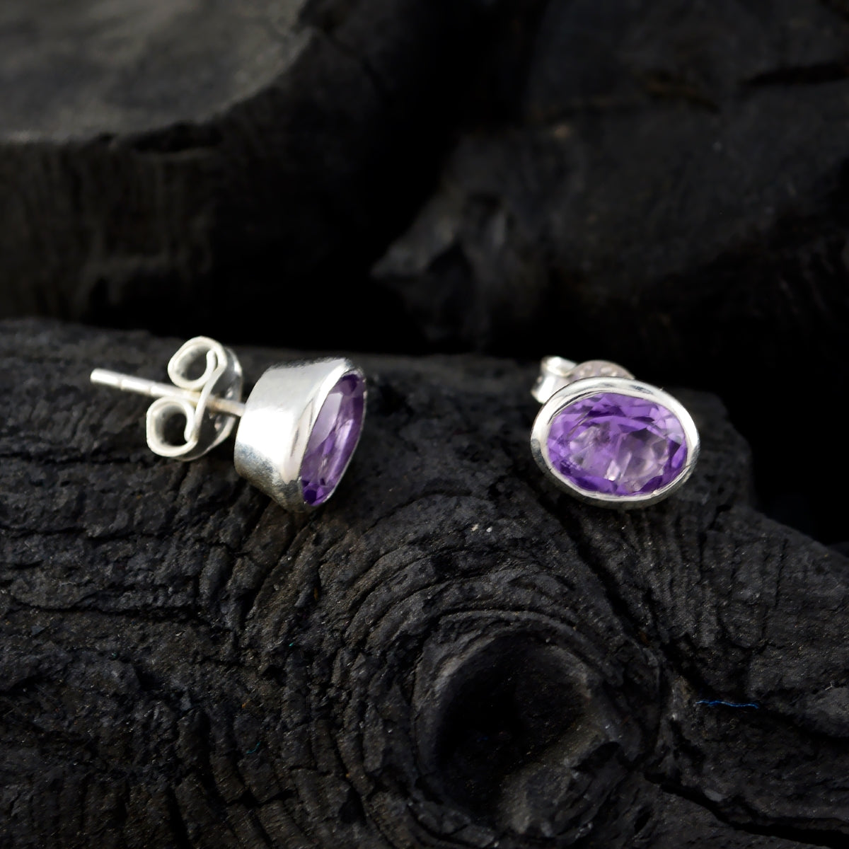 Boucles d'oreilles solitaires Hina en argent 925 et améthyste violette Image secondaire du produit
