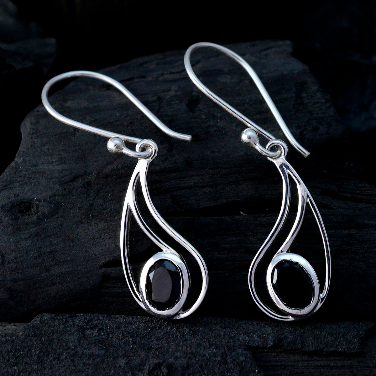 Orecchino pendente in argento sterling nero con solitario coreano Skylar in onice nero Immagine secondaria del prodotto