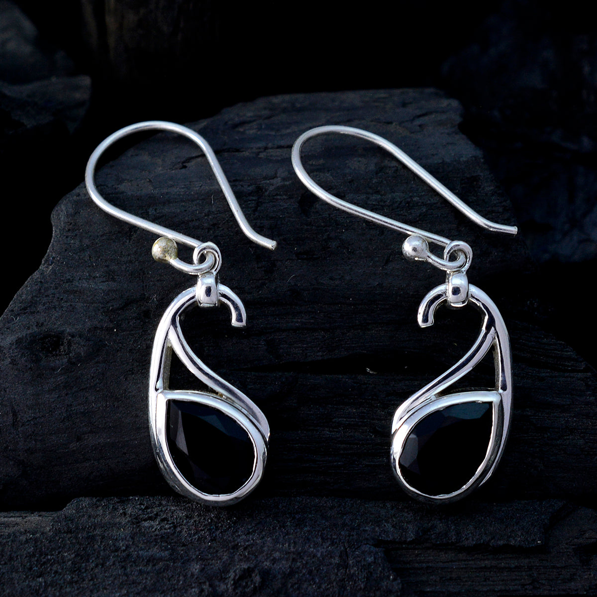 Orecchino pendente in argento sterling nero con solitario giapponese Sofia in onice nero Immagine secondaria del prodotto