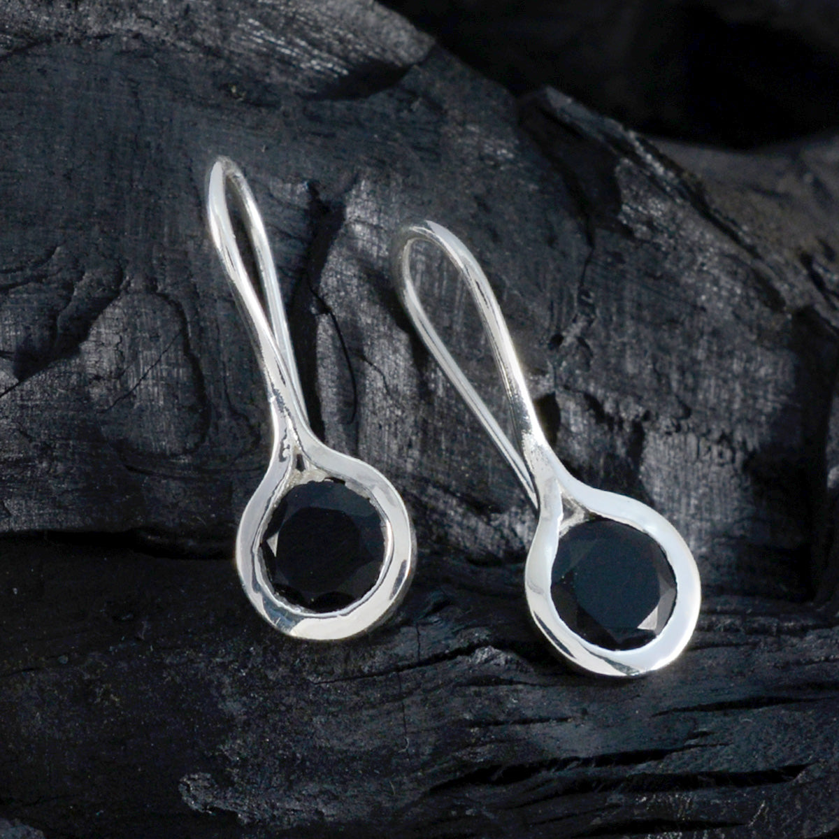 Boucle d'oreille pendante solitaire Hannah en onyx noir et argent noir Image secondaire du produit