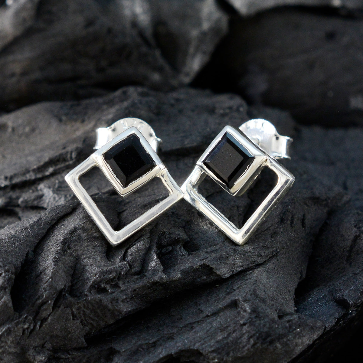 Black-Onyx-Japanese-Yuna-Solitaire-Stud-Black-925-Silver-Earring