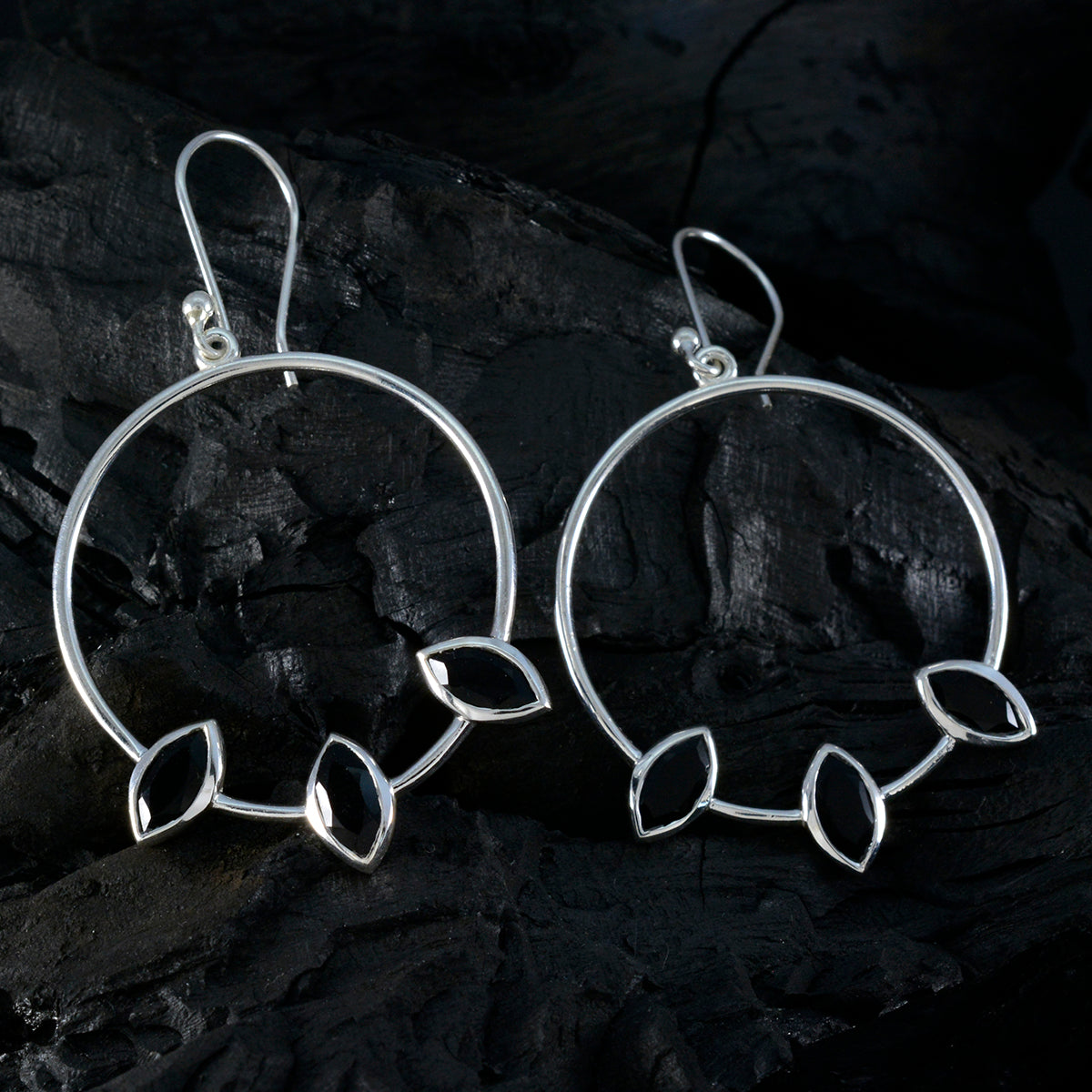 Boucles d'oreilles pendantes en argent sterling noir avec onyx noir et trilogie marocaine Leah Image secondaire du produit