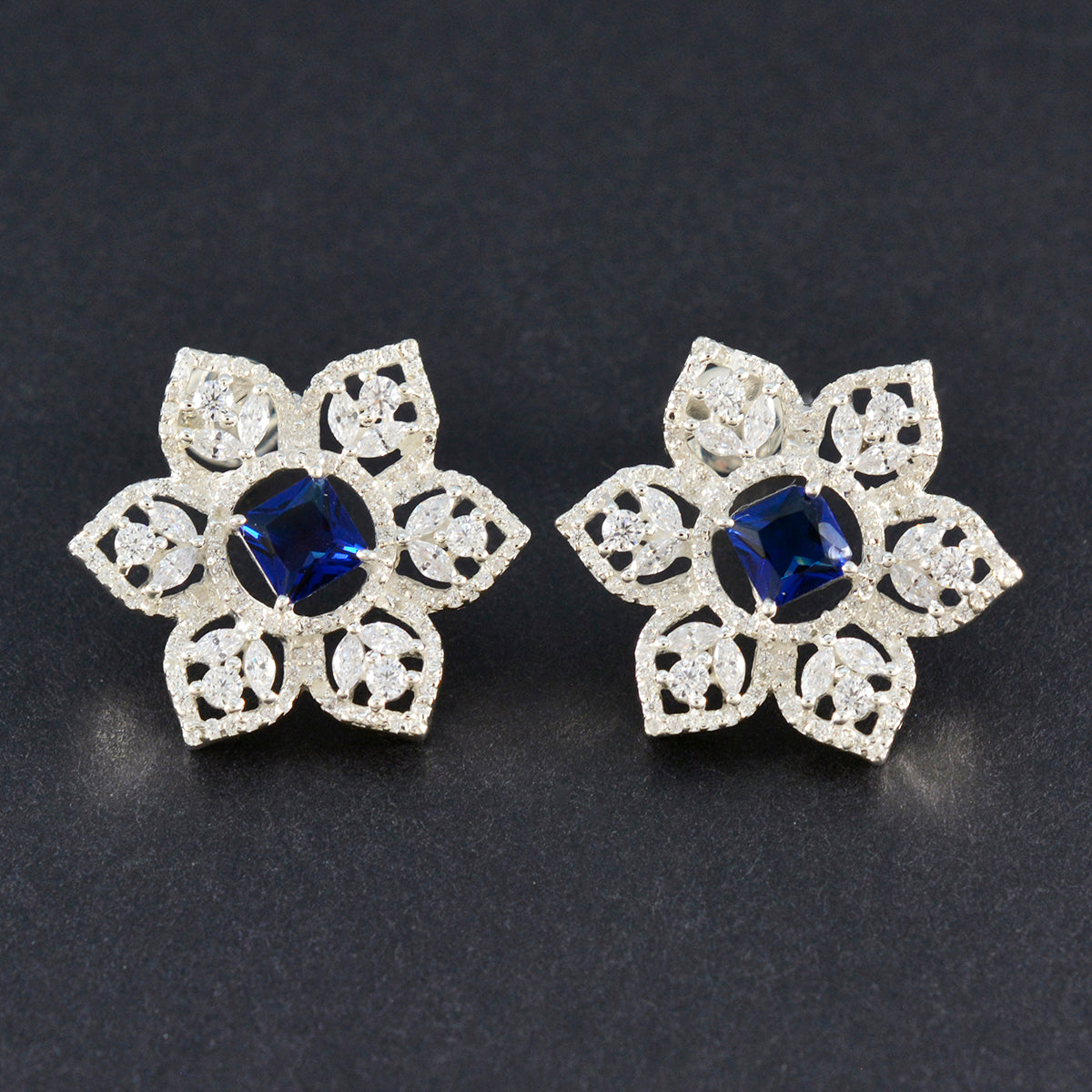 Boucles d'oreilles à tige multiples en argent 92,5 bleu saphir CZ American Mei Image secondaire du produit