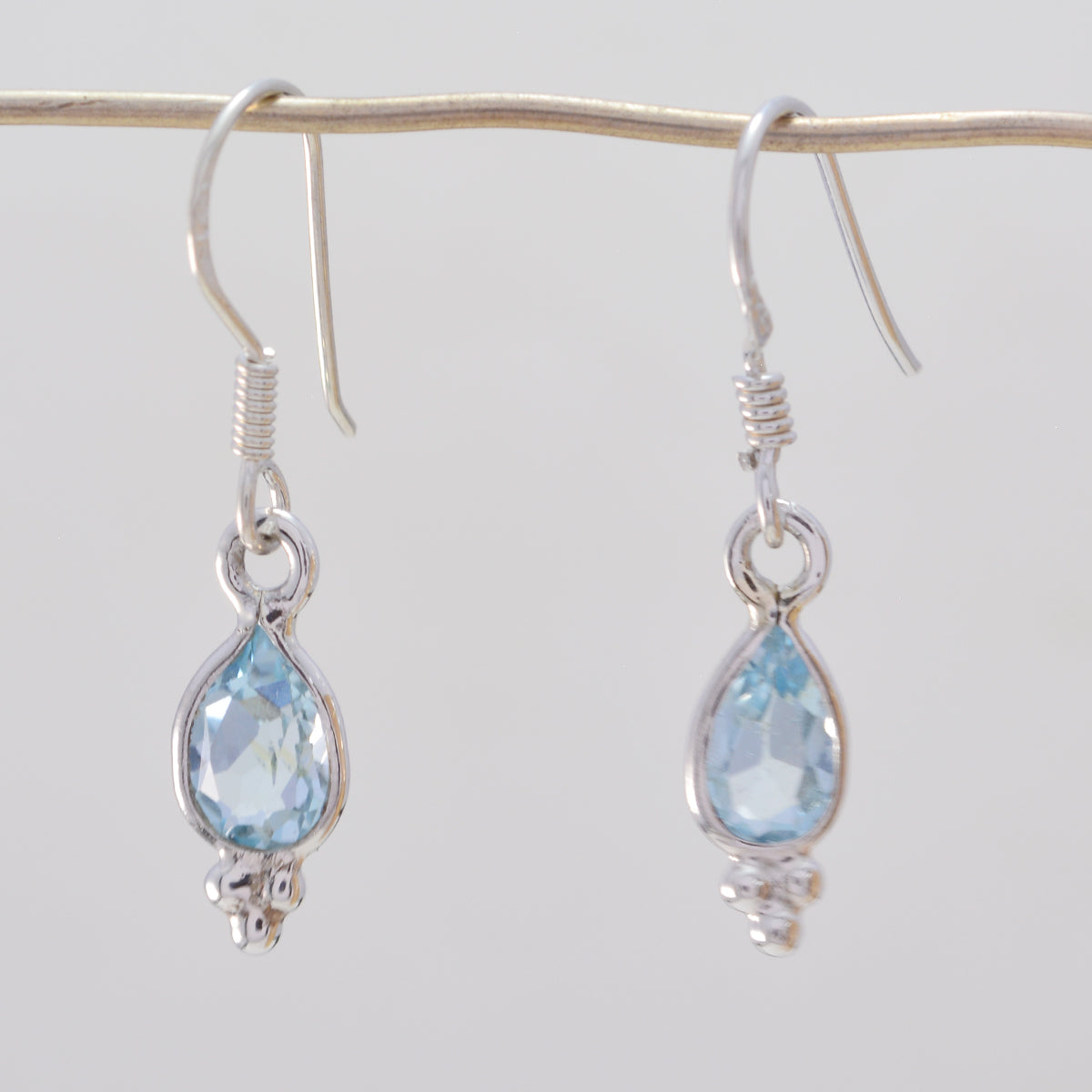 Boucles d'oreilles pendantes multiples en argent sterling 925 et topaze bleue américaine Isadora Image secondaire du produit