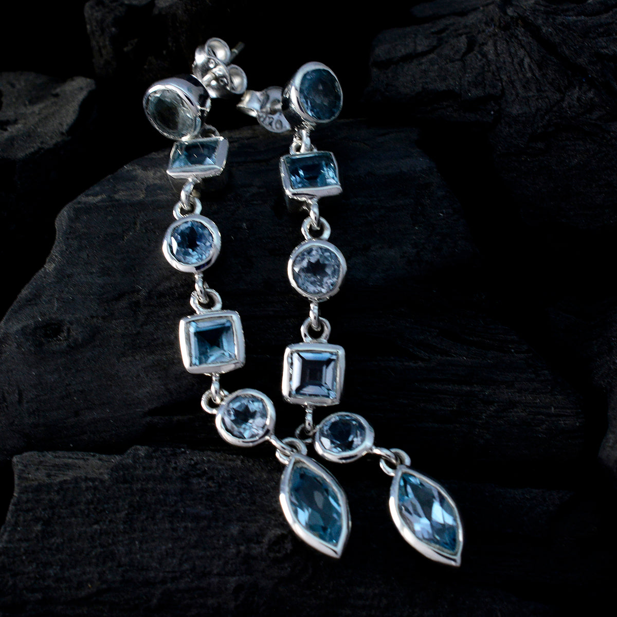 Pendientes Andrea egipcios con topacio azul y múltiples tachuelas en plata de ley 925 Imagen secundaria del producto