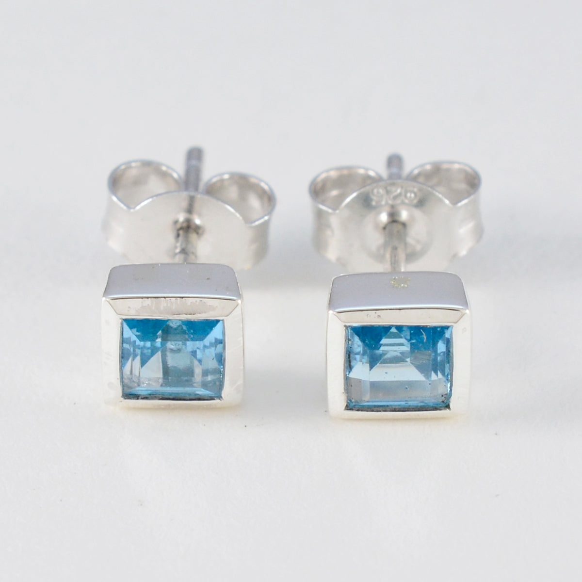 Boucles d'oreilles solitaires Ivana en argent 925 et topaze bleue Image secondaire du produit