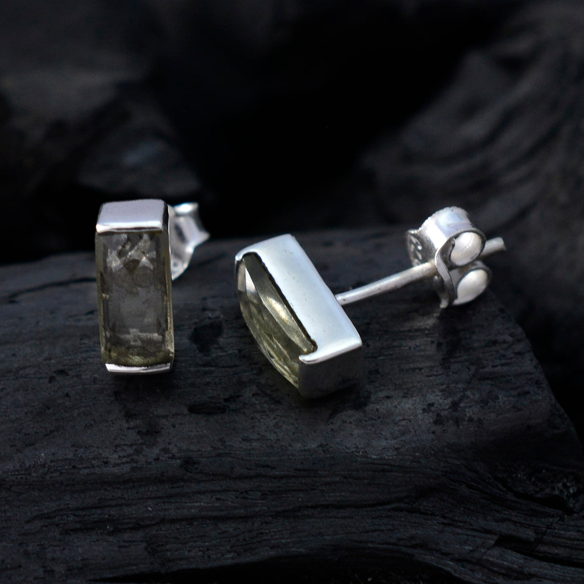 Orecchino solitario Julia spagnolo in argento sterling 925 viola con ametista Immagine secondaria del prodotto