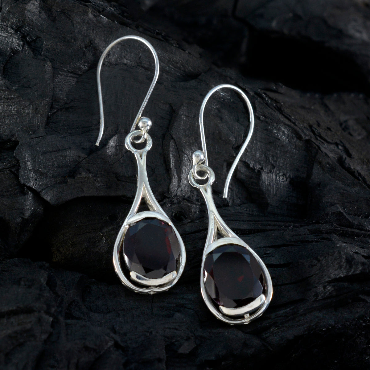 Boucles d'oreilles pendantes Camila solitaire en argent sterling 925 et grenat italien rouge Image secondaire du produit