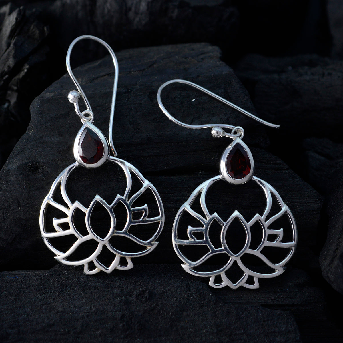 Orecchino pendente in argento sterling rosso con solitario Hannah africano in granato Immagine secondaria del prodotto