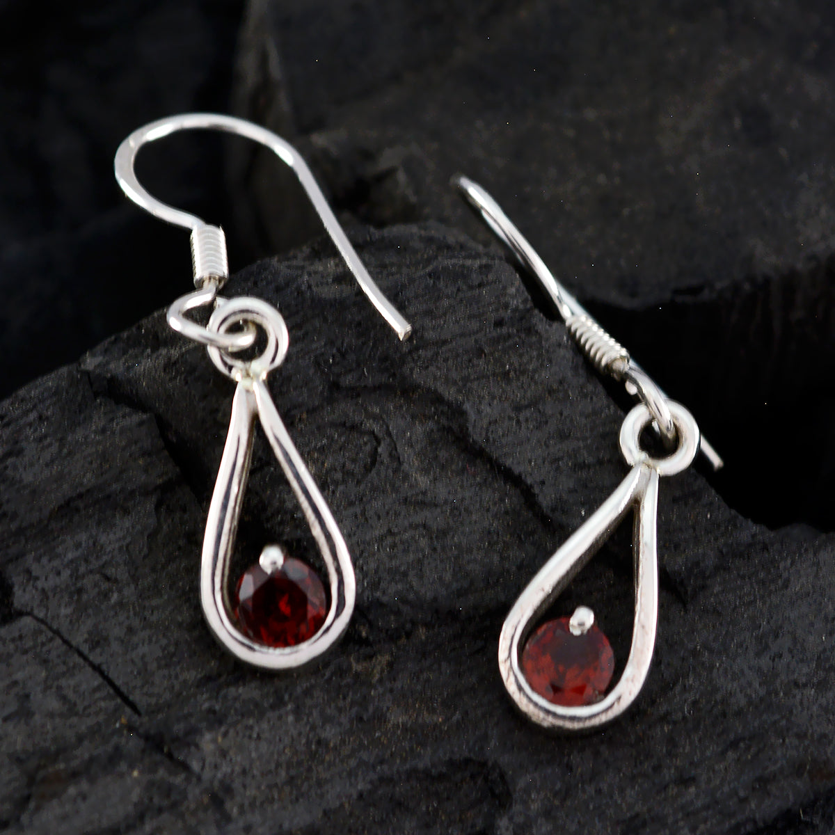 Orecchino pendente solitario Laura africano in granato rosso in argento sterling 925 Immagine secondaria del prodotto