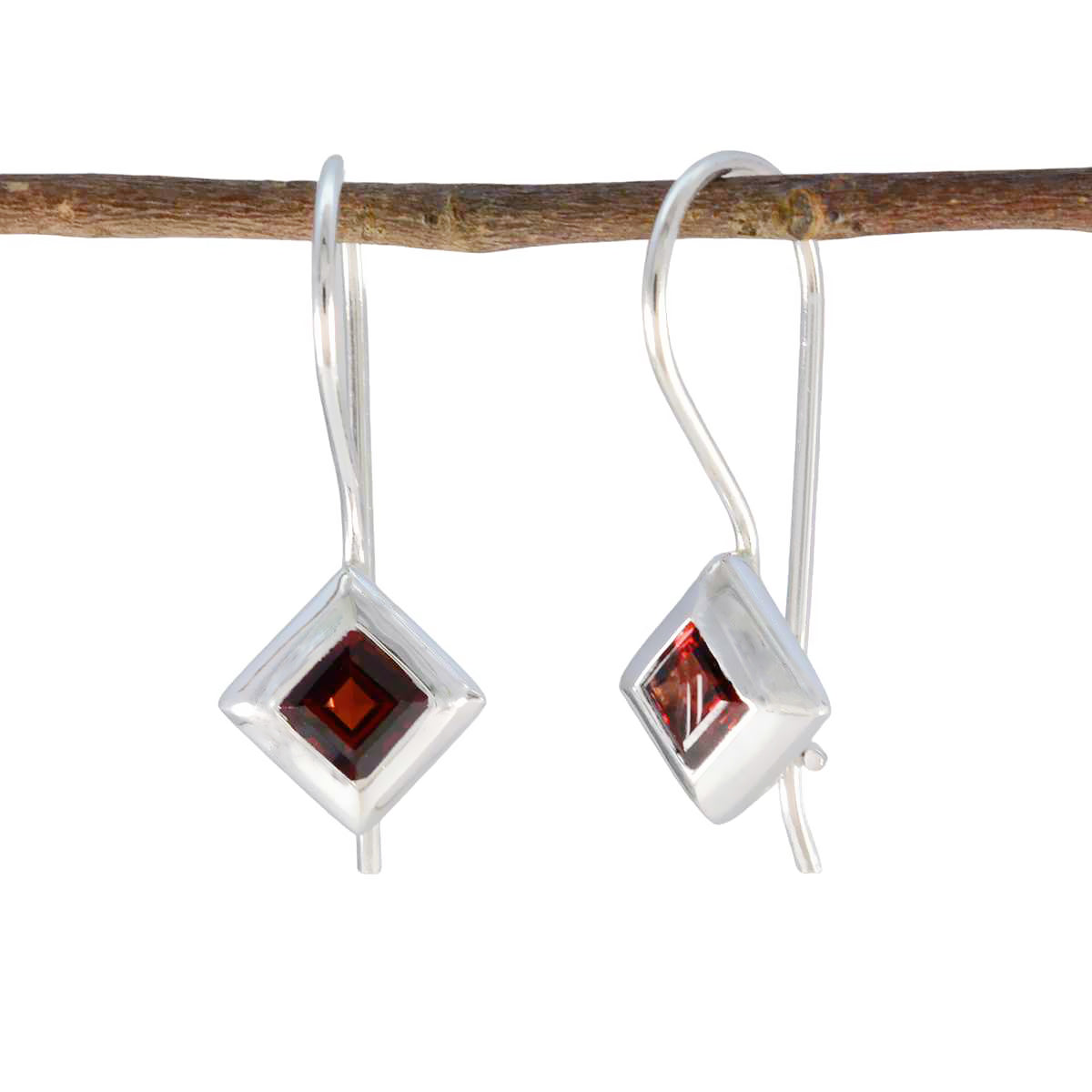 Garnet-Egyptian-Leah-Solitaire-Dangle-Red-Silver-Earring Hoofdafbeelding