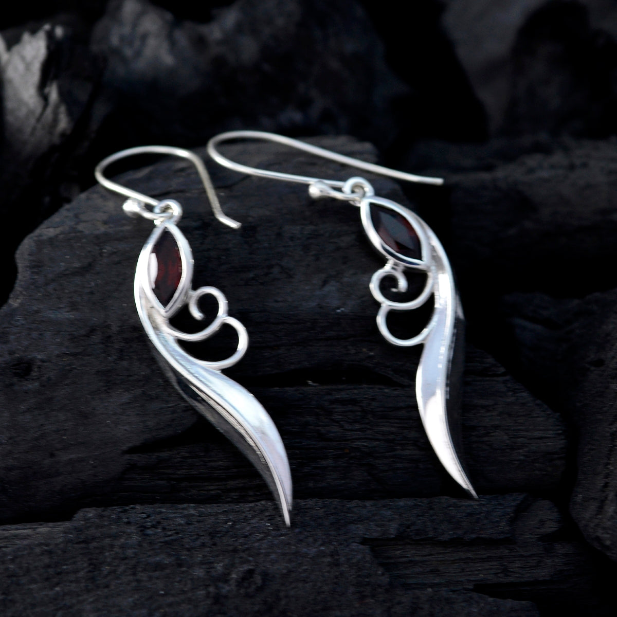 Orecchino pendente in argento sterling rosso con solitario Savannah mediorientale in granato Immagine secondaria del prodotto