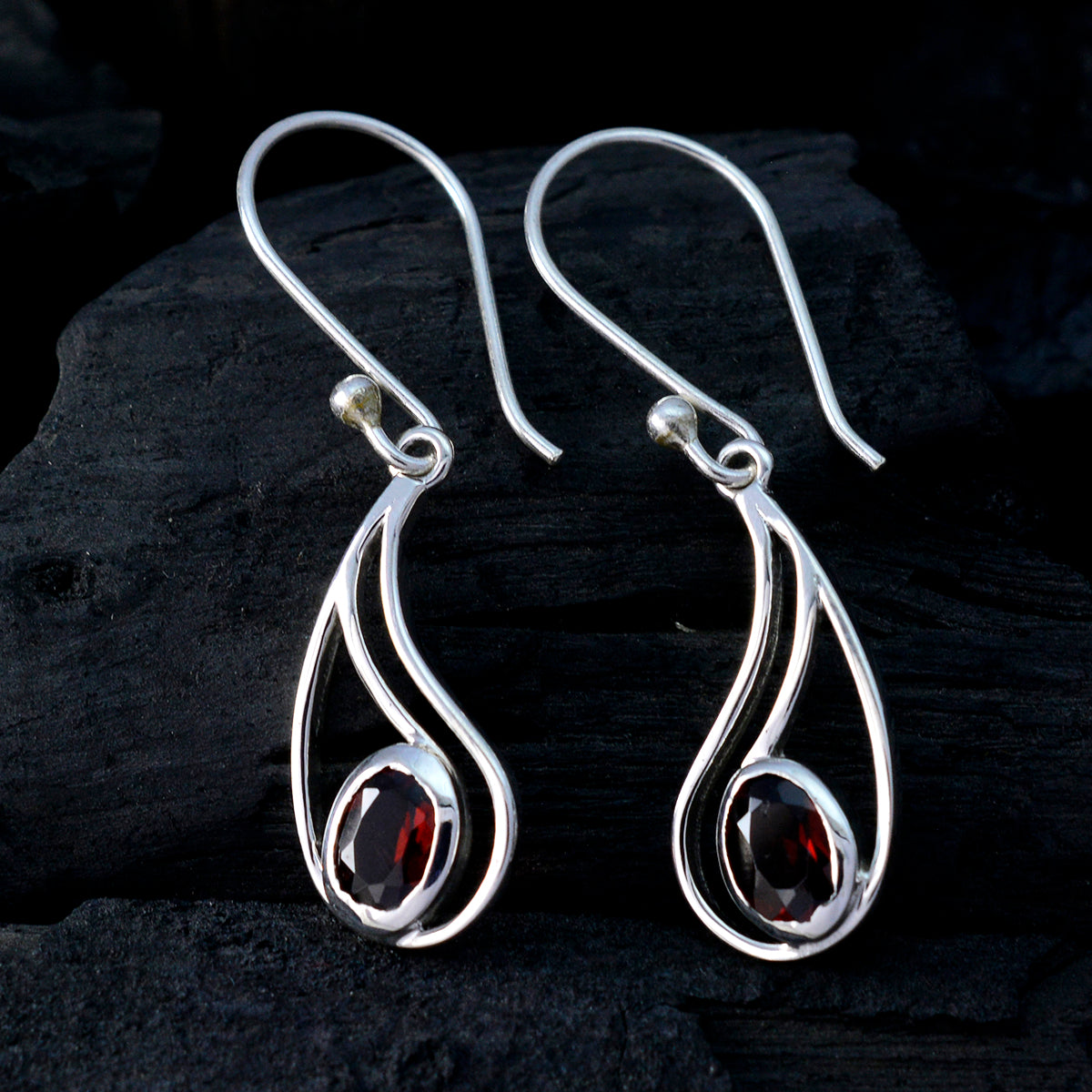 Boucles d'oreilles pendantes en argent rouge avec solitaire Sophia et grenat latino-américain Image secondaire du produit