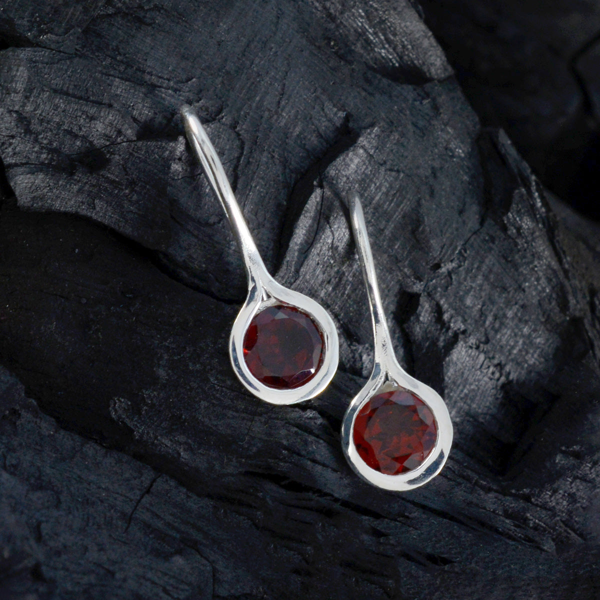 Orecchino pendente solitario Ines marocchino in granato rosso in argento sterling 925 Immagine secondaria del prodotto