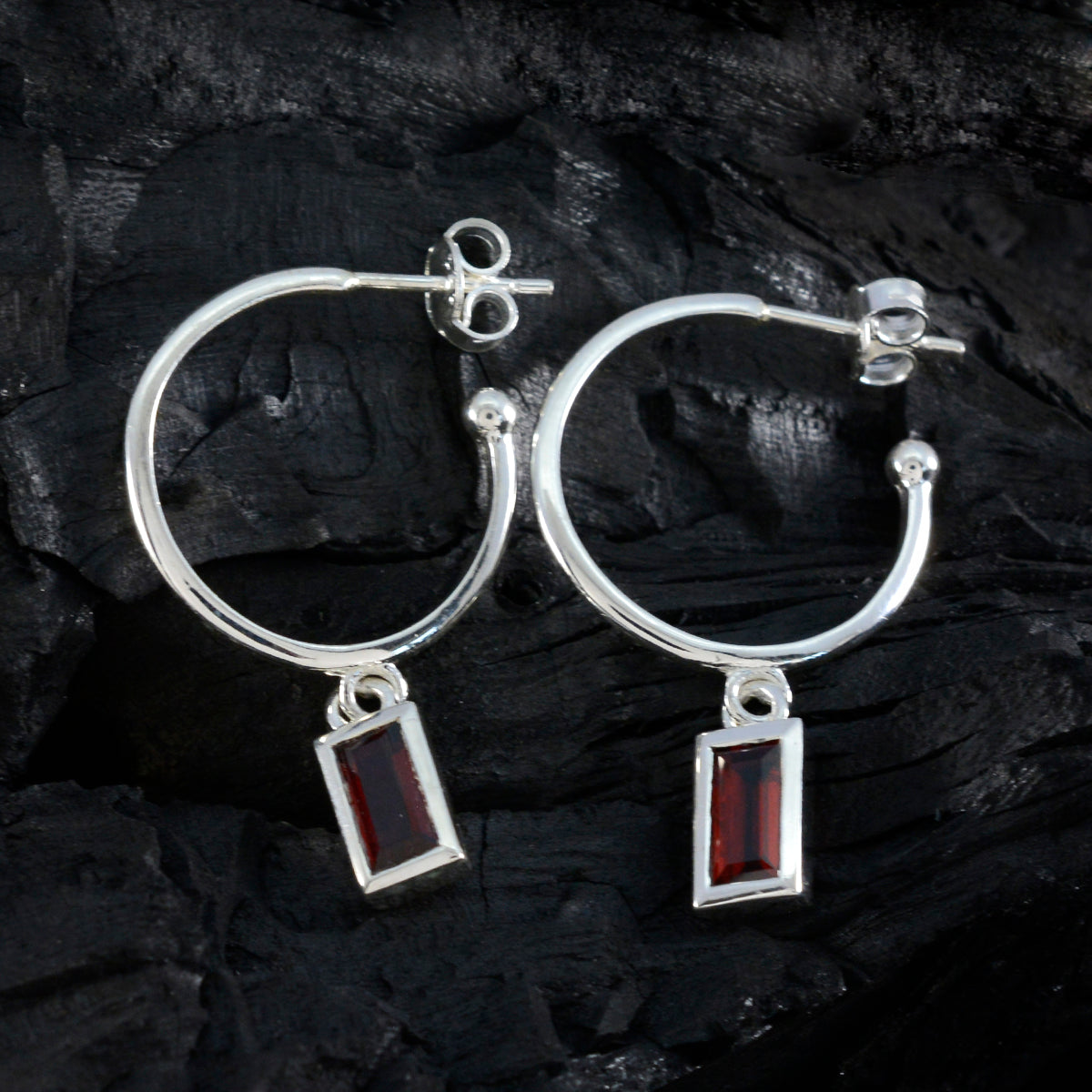 Boucles d'oreilles pendantes en argent 92,5 avec solitaire en grenat turc Skylar rouge Image secondaire du produit