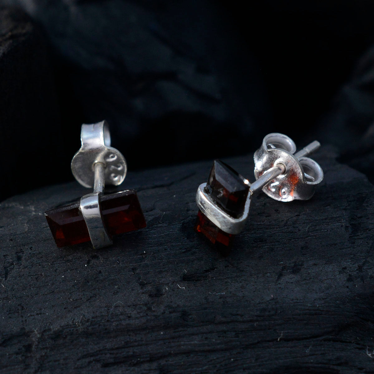 Garnet-Egyptian-Agustina-Solitaire-Stud-Red-Silver-Earring