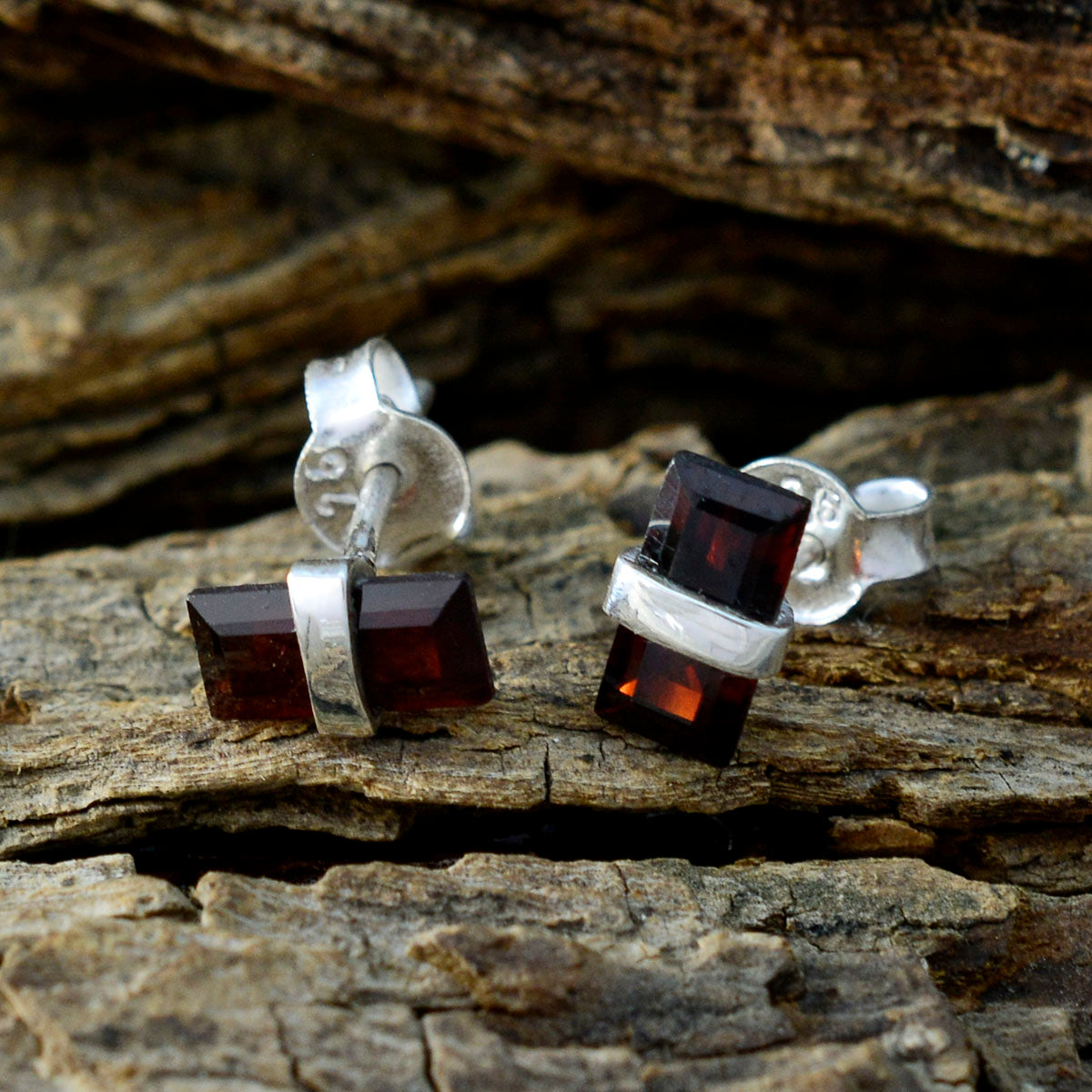 Garnet-Egyptian-Agustina-Solitaire-Stud-Red-Silver-Earring