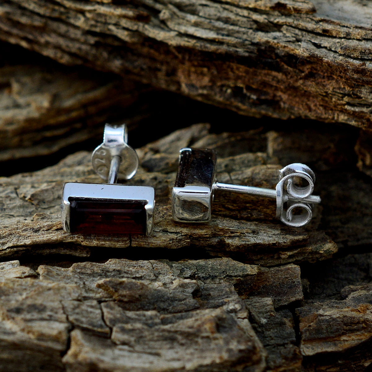 Garnet-Latin-American-Julieta-Solitaire-Stud-Red-Silver-Earring