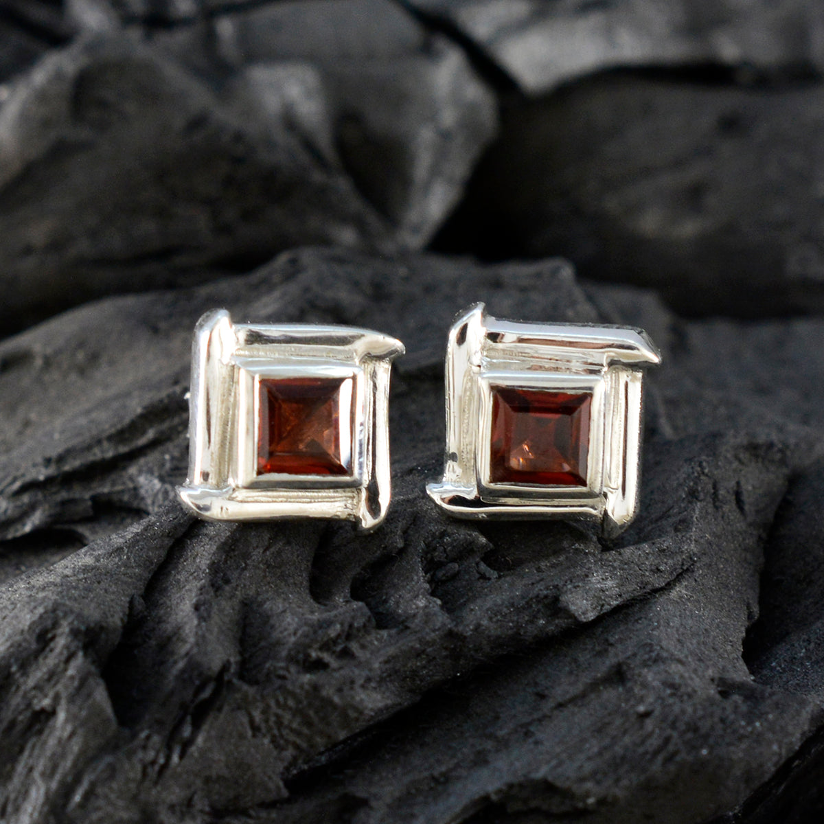 Garnet-American-María-Solitaire-Stud-Red-Silver-Earring