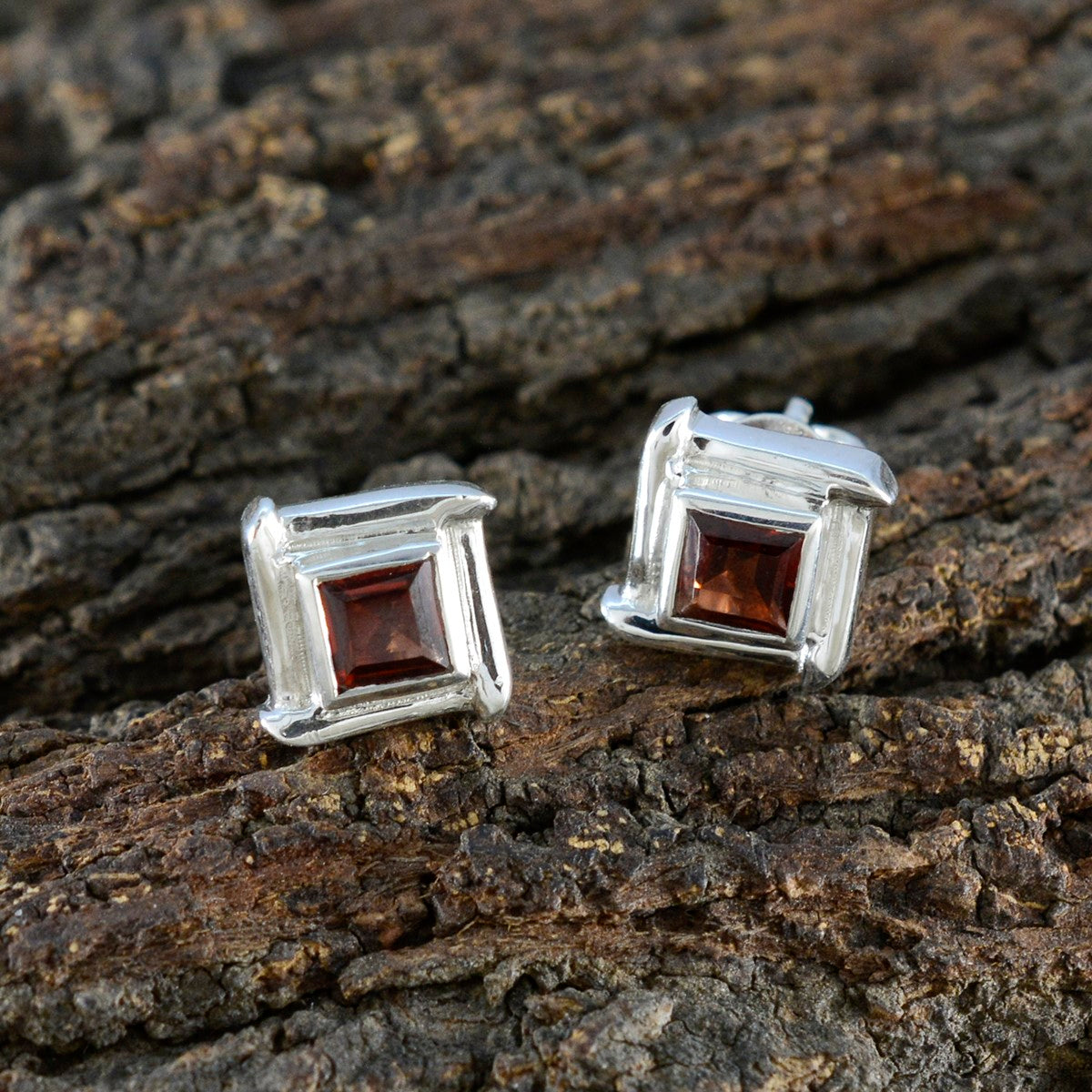 Garnet-American-María-Solitaire-Stud-Red-Silver-Earring