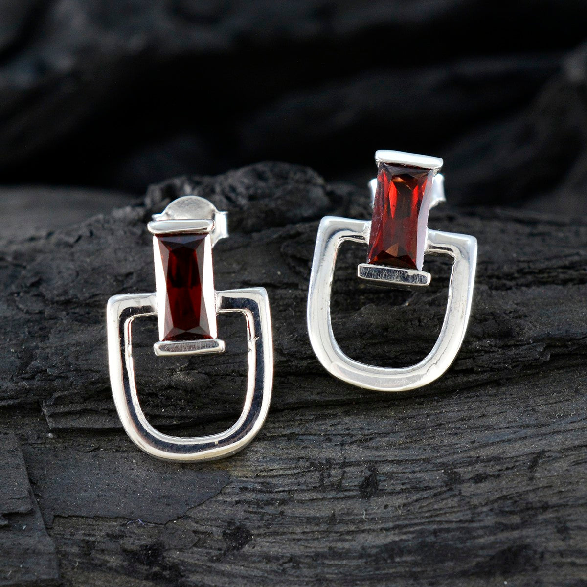 Garnet-American-Amanda-Solitaire-Stud-Red-Silver-Earring