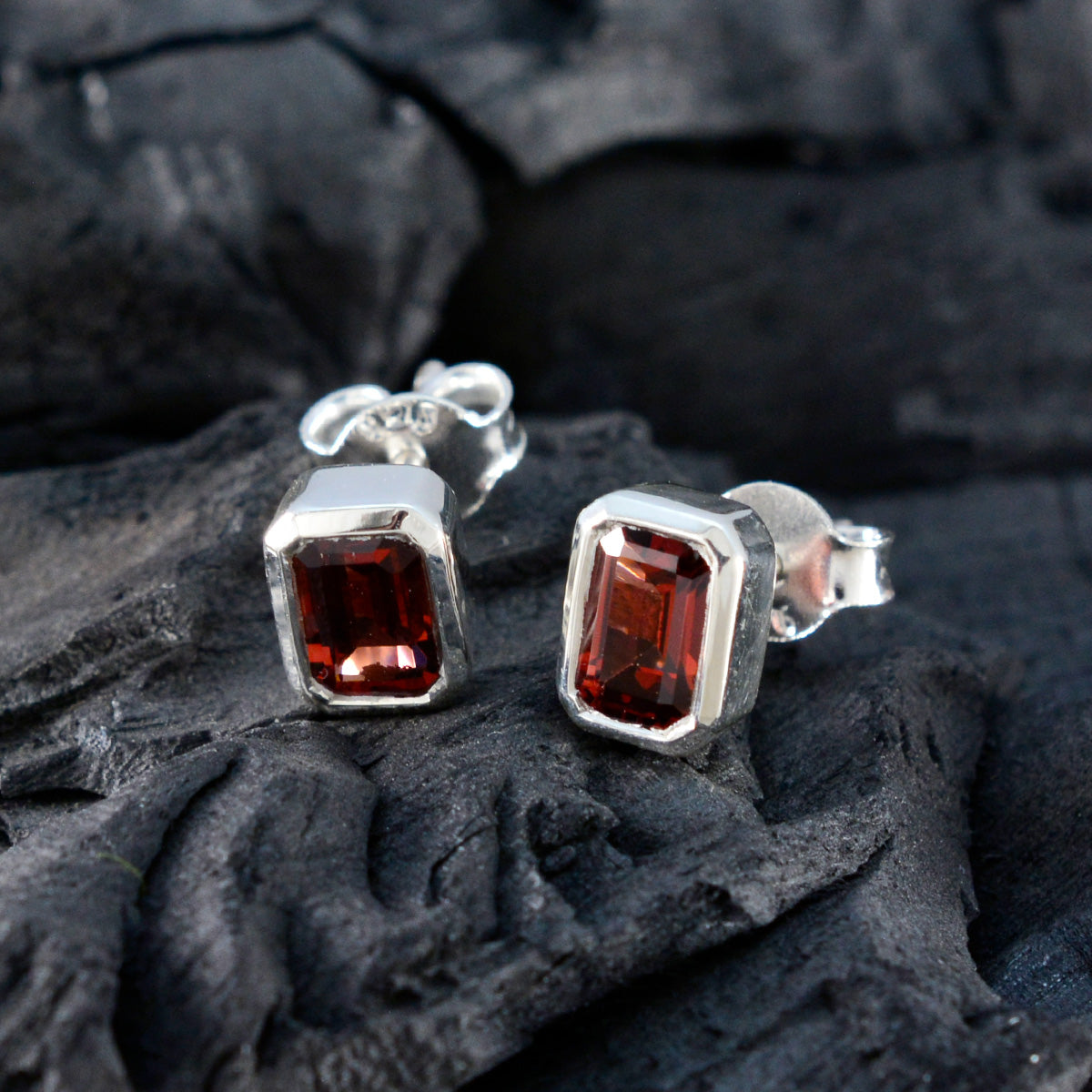 Garnet-Japanese-Luisa-Solitaire-Stud-Red-Silver-Earring