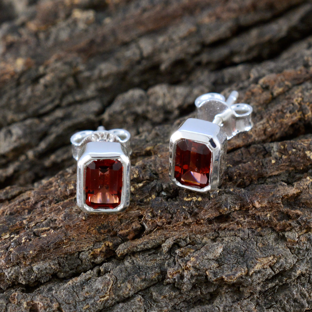 Garnet-Japanese-Luisa-Solitaire-Stud-Red-Silver-Earring