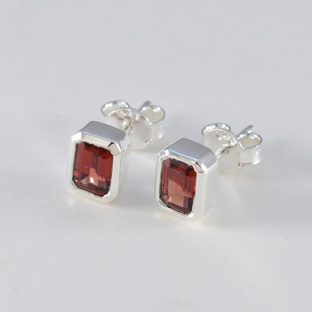 Garnet-Japanese-Luisa-Solitaire-Stud-Red-Silver-Earring
