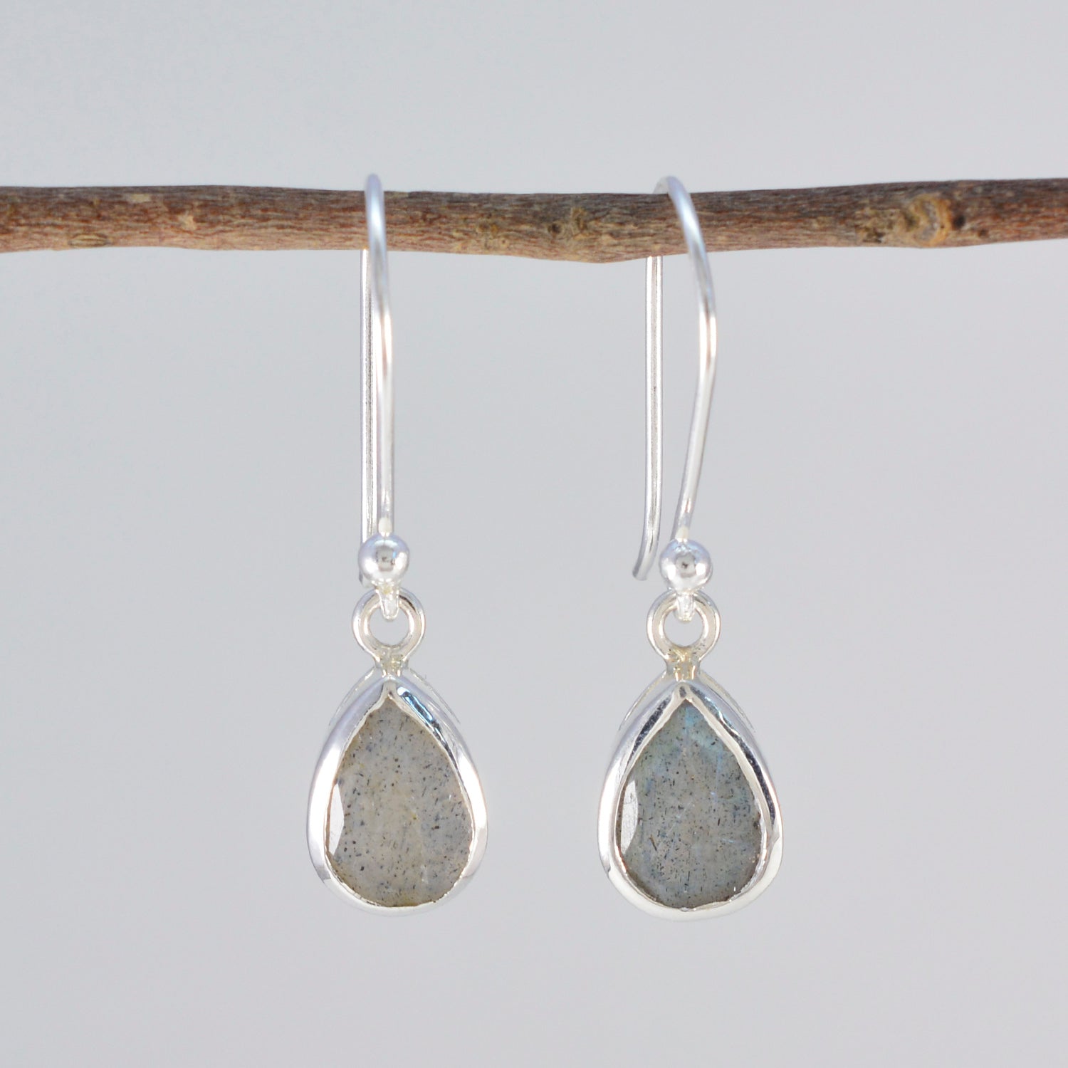 Labradorite-Latin-American-Eun-ji-Solitaire-Dangle-Gray-925-Silver-Earring