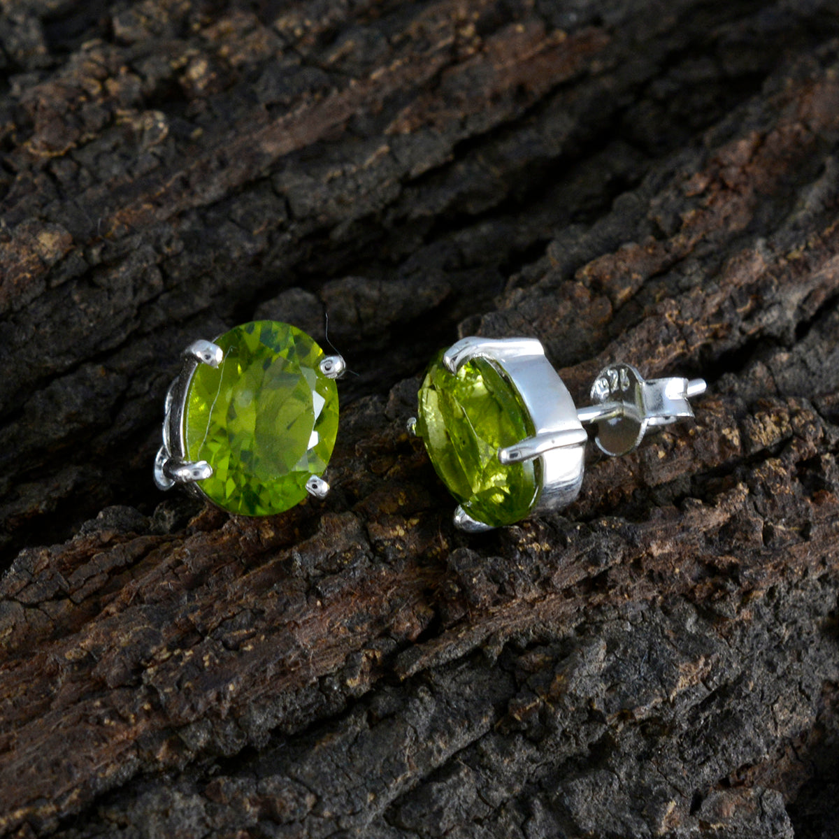 Peridot-Italian-Patricia-Solitaire-Stud-Green-Silver-Earring
