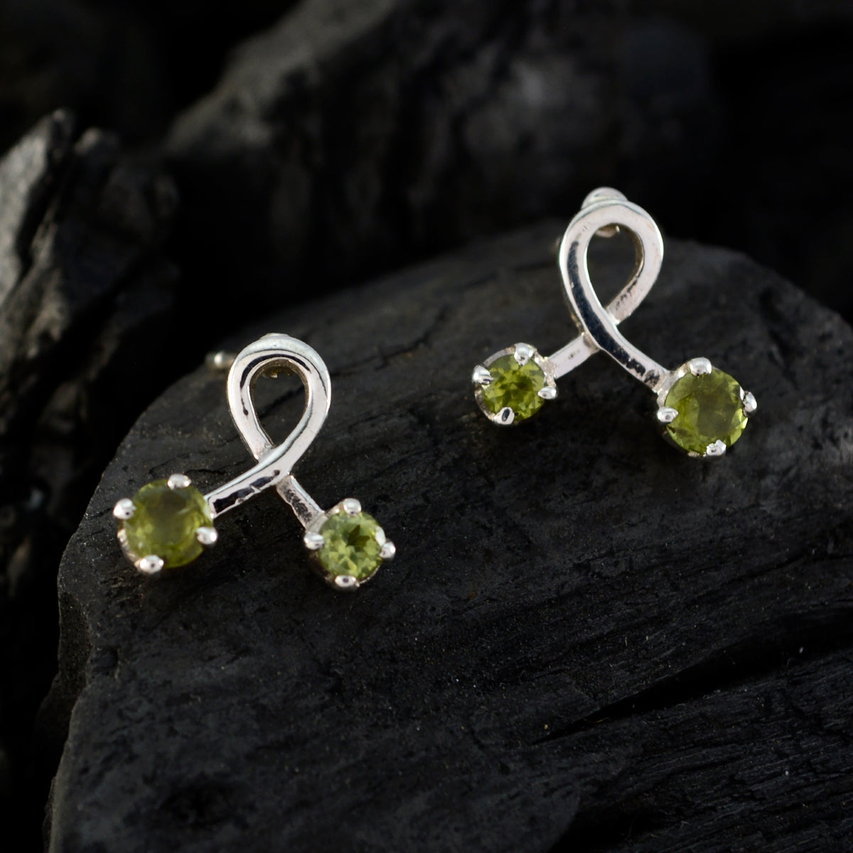 Pendientes de plata de ley 925 con múltiples tachuelas de peridoto australiano Katarina verde Imagen secundaria del producto