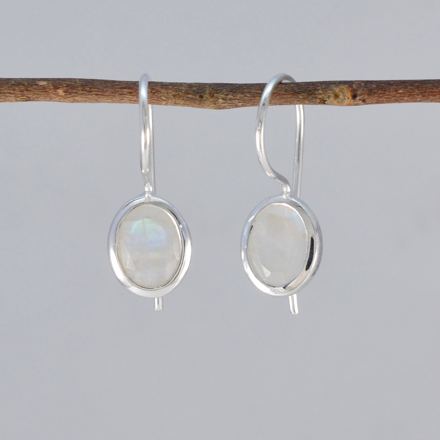 Rainbow Moonstone Australian Naomi Solitaire Dingelörhänge i vitt 925 silver Sekundär produktbild
