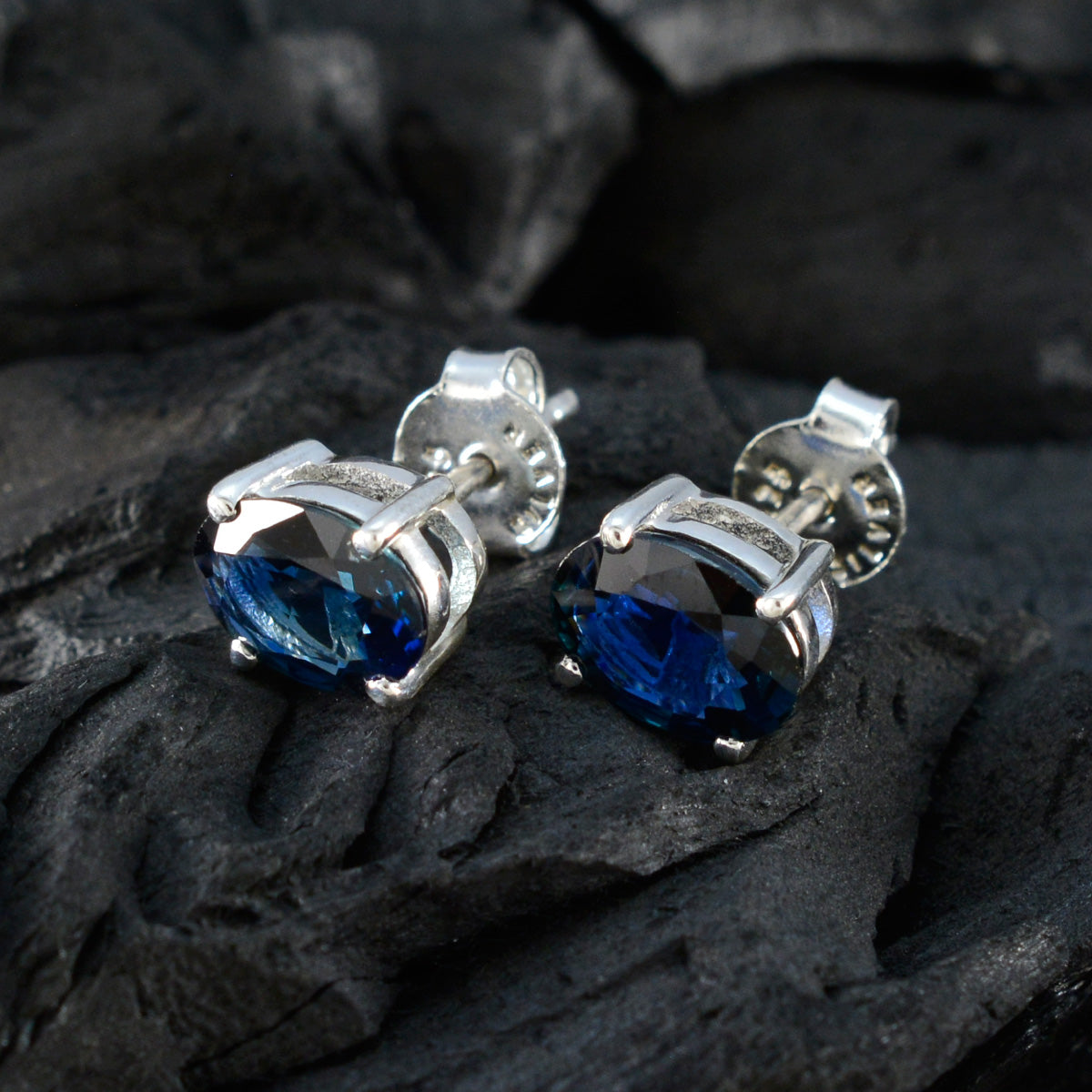 Blue-Sapphire-Egyptian-Yan-Solitaire-Stud-Blue-Silver-Earring