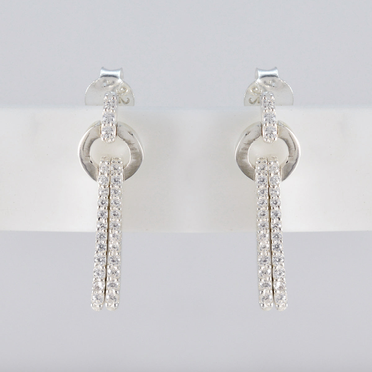 Pendiente Carla de múltiples tachuelas con circonitas cúbicas españolas en plata 92,5 blanca Imagen secundaria del producto