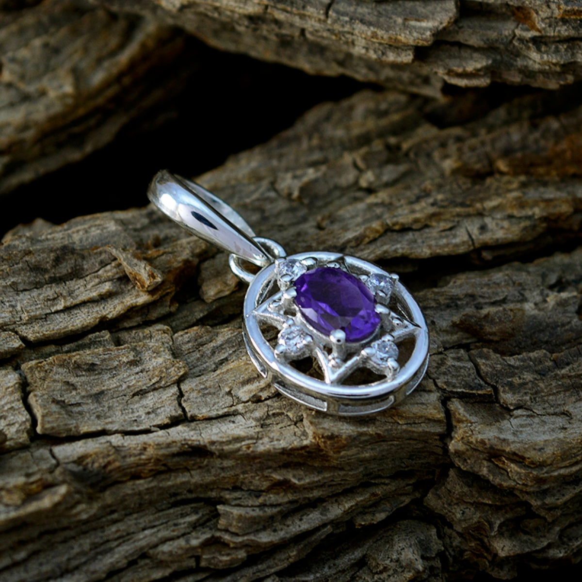 Delicado colgante de amatista africana en plata 925 con múltiples filigranas moradas. Imagen secundaria del producto