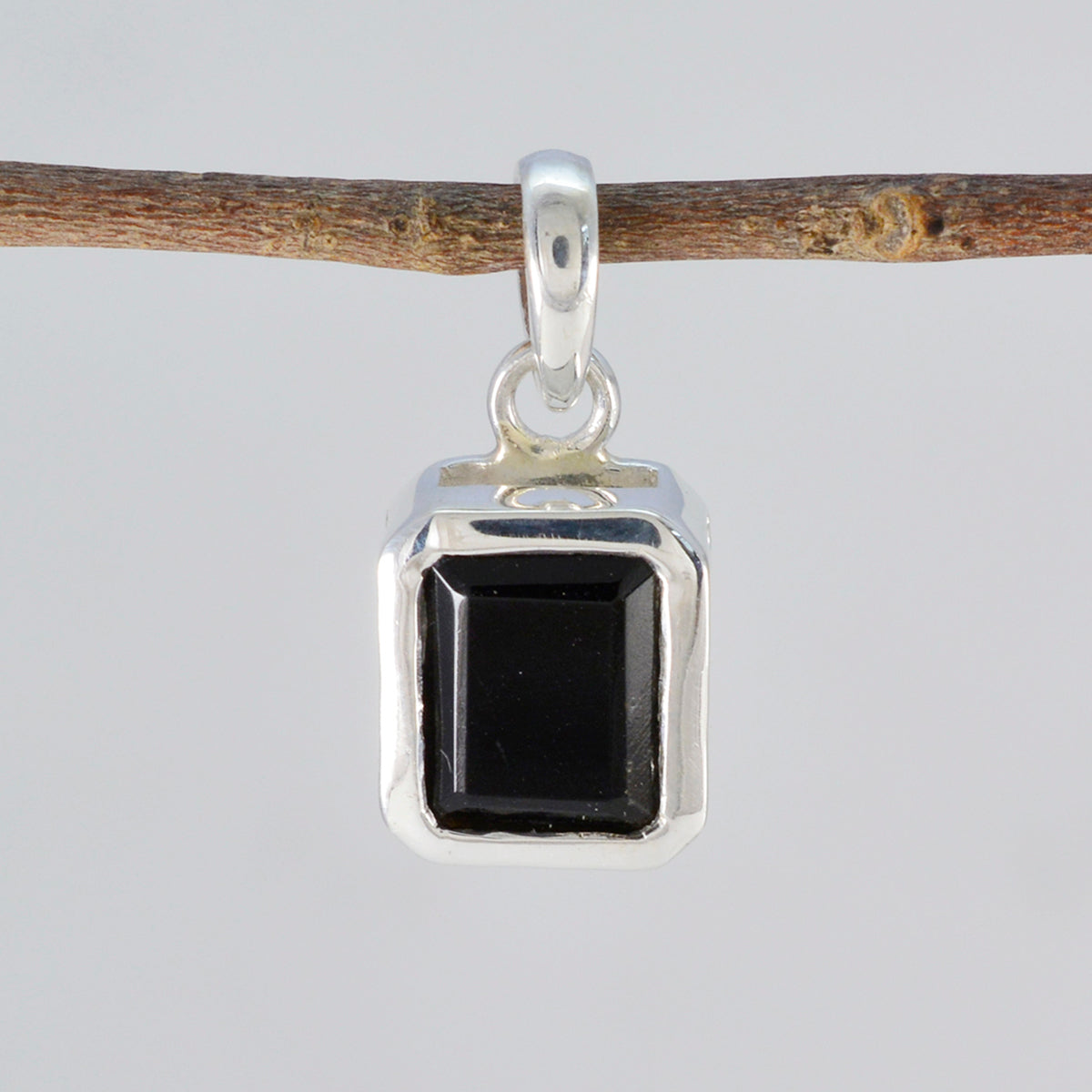 Delicato ciondolo solitario Julia in argento 92,5 con onice nero e ciondolo contemporaneo in argento spagnolo