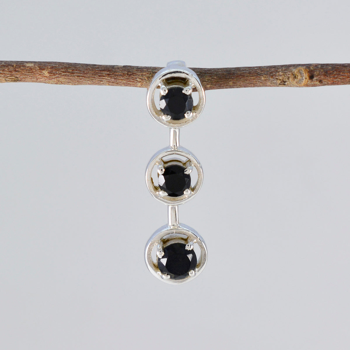 Colgante contemporáneo Leah de plata turca con delicada trilogía de ónix negro Imagen secundaria del producto