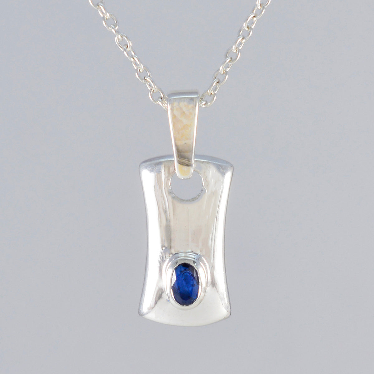 Blauer Saphir, hauchdünner Solitär-Anhänger aus italienischem Silber von Paula Love, blauer Schmuck Zweitbild