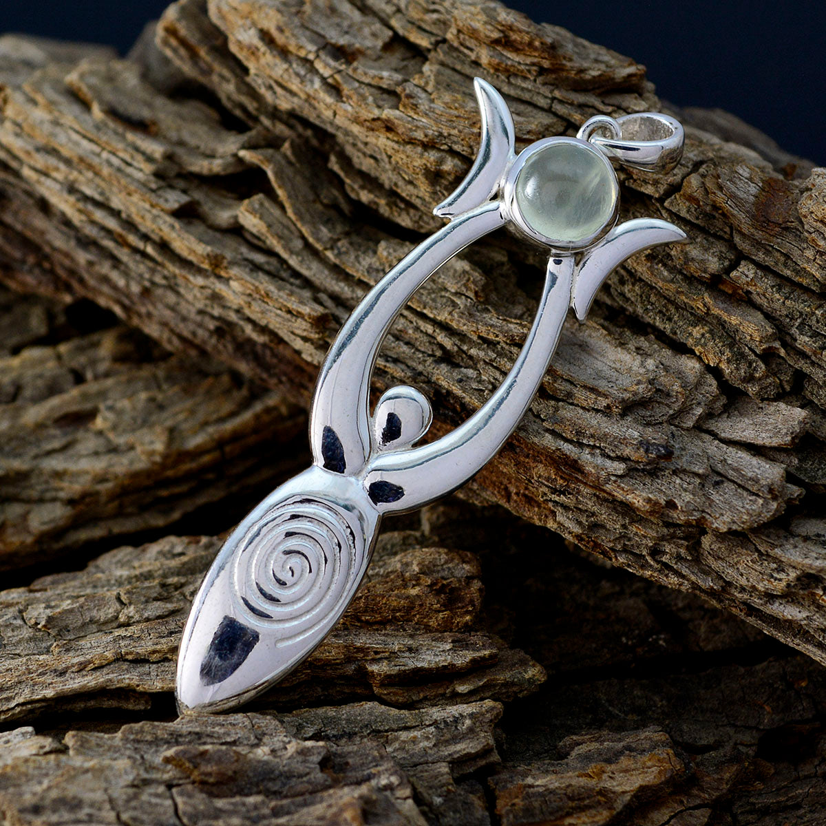 Ciondolo a forma di cuore blu Eleanor in argento 92,5 spagnolo, sottile e solitario, in calcedonio color acquamarina Immagine secondaria del prodotto