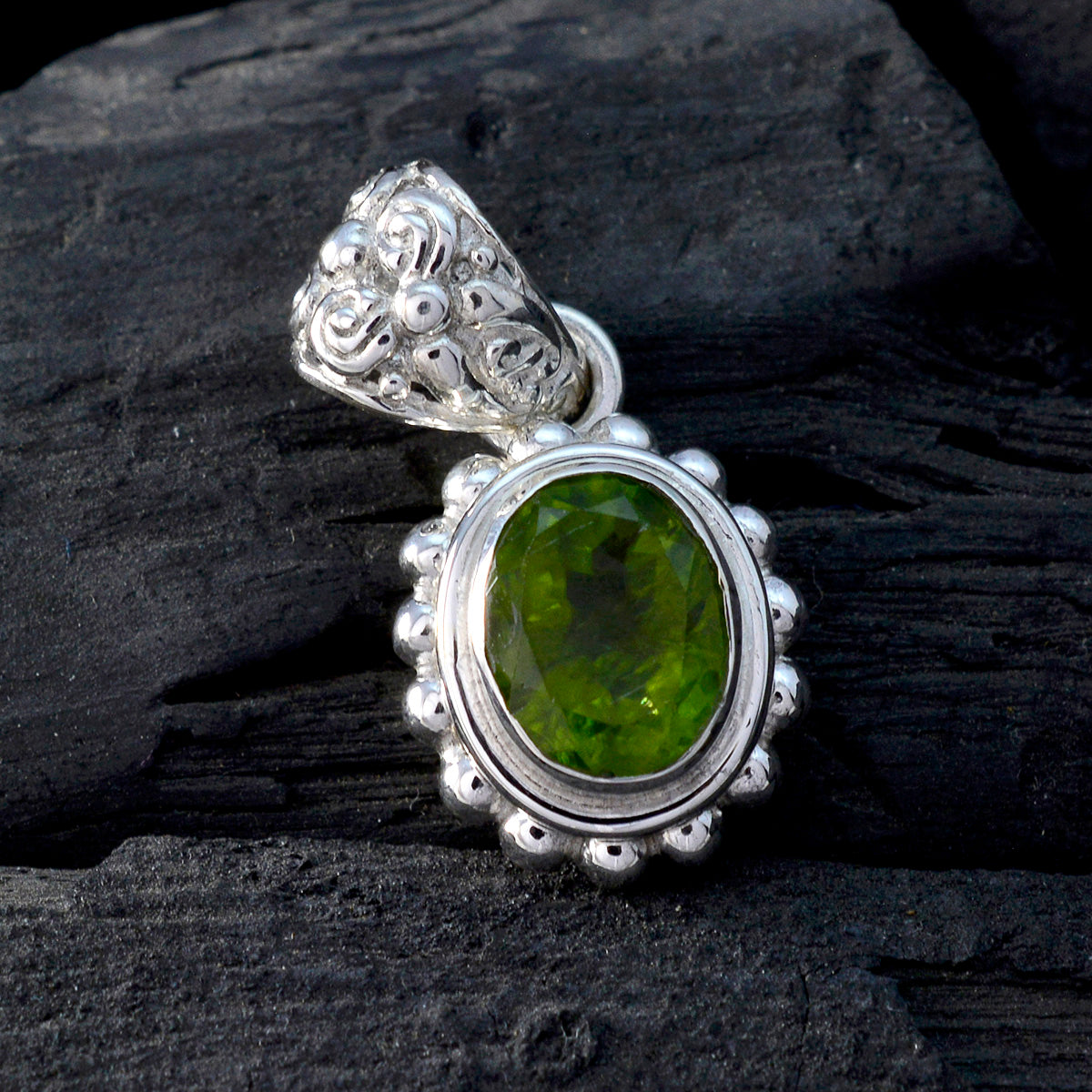 Colgante solitario María de peridoto en plata 925 americana con forma de cuerda de alambre verde