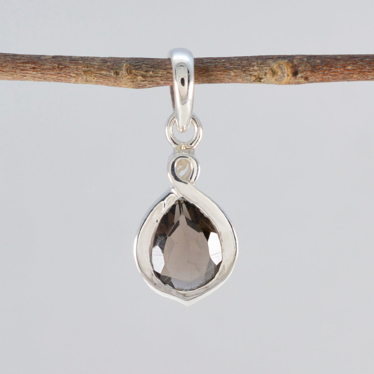 Elegante colgante solitario de cuarzo ahumado en plata de ley japonesa con forma de corazón marrón. Imagen secundaria del producto